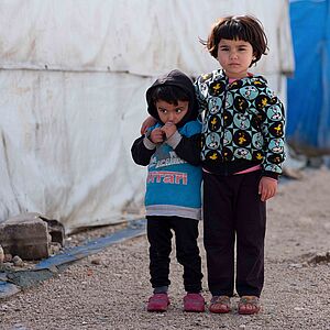 Kinder aus syrischer Flüchtlingsfamilie in einem Camp in der Bekaa-Ebene, Libanon, 1/2019