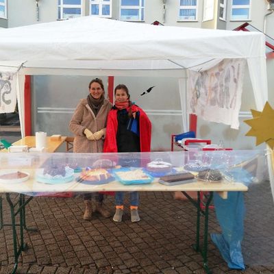 Claudia Buch (links) und ihre Tochter Merit mit ihrem Sternsinger-Stand auf dem Wochenmarkt in Hofheim.