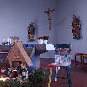 Beim Sternsingergottesdienst am 06.01.25 hat unser Stuhl einen Ehrenplatz gleich neben der Krippe bekommen um auf die Wichtigkeit der Kinderrechte aufmerksam zu machen.
Wenn alle Menschen die Kinderrechte einhielten, gäbe es schon einmal keinen Krieg mehr auf Erden. // © Iris Freiwald