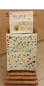 Zahlreiche Fingerabdrücke von Sternsinger*innen aus vielen verschiedenen Gemeinden und Gruppen sollen verdeutlichen, wie individuell Kinder sind und wie wichtig es ist, dass jede*r sich persönlich und sicher entwickeln kann. Dazu ist die Umsetzung aller Kinderrechte unbedingt notwendig, nicht nur in Deutschland, sondern weltweit. 
Gesammelt wurden die Fingerabdrücke bei der diözesanen Aussendungsfeier in Aachen am 28.12.2024. // © Anja Minder
