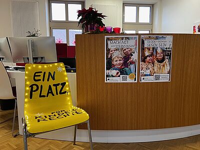 Im Pfarrbüro unserer Kirchengemeinde St. Bartholomäus ist ein Platz eingerichtet für Kinderrechte... mit Blick auf das Ankündigungsplakat zur Sternsingeraktion 2025!  // © Angelika Aperdannier