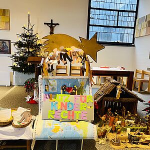 Nehmt euch einen Moment Zeit…

FÜR EINE GERECHTE UND LIEBEVOLLE WELT FÜR ALLE KINDER!

Unsere Sternsinger- und Religionsschulkinder haben Figuren gestaltet und ihre Gedanken zu Kinderrechten aufgeschrieben.
Bei einem feierlichen Gottesdienst wurde unser Stuhl mit viel Stolz allen Besucherinnen und Besuchern vorgestellt. // © Loredana Ventre