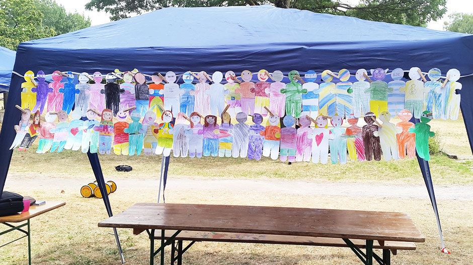 Anlässlich einer Ferienstartaktion haben Kinder aus der katholischen Seelsorgeeinheit Karlsruhe Allerheiligen mit viel Spaß über 50 Figuren gestaltet und aneinandergereiht. Das tolle Ergebnis: knapp zehn Meter!