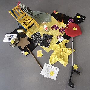 Bei der Aussegnung der Sternsinger standen die Kinderrechte im Vordergrund.
Die Kinder und Jugendlichen haben Gegenstände aus ihrem Alltag in die Mitte gelegt, die passend sind zu einem Kinderrecht, wie z.B. das Recht auf Bildung oder Fürsorge.
Mit der Teilnahme an der Sternsinger-Aktion in Obrigheim geben die Kinder und Jugendlichen den Kinderrechten Platz und setzen sich für sie ein. // © Birgit Fuchs 