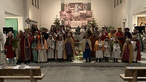Gemeinsamer Aussendungsgottesdienst am 1.1.25 für die Sternsinger der Seelsorgeeinheit Walldorf-St. Leon-Rot im Ortsteil St. Leon // © Angelika Adelfang