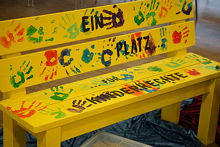 Die "Bank der Kinderrechte" haben rund 40 Kinder beim Sternsingertag in St. Heinrich / Bamberg gestaltet und mit ihren Handabdrücken versehen. Damit wollen sie sagen: Daumen hoch für Kinderrechte. // © Christian Schley