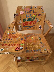 Von Kindern für Kinder
Unsere Jungschar und Sternsingerkinder haben diesen Platz für Kinderrechte gemeinsam gestaltet. Er wird bei der Sternsingermesse am 6.1.25 präsentiert. // © Heidi Pesta