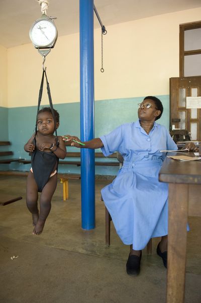 Ein Kind wird gewogen, Krankenhaus in Ndanda, Tansania, Februar 2012
