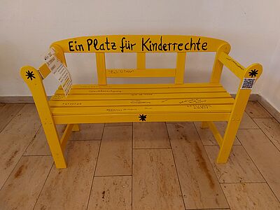 Wir haben uns ein bisschen mehr Platz für Kinderrechte gewünscht und daher gleich eine Bank gestaltet. Diese haben wir gespendet bekommen, ebenso wie die Farbe. Auf die Bank haben wir Sternsinger viele Kinderrechte geschrieben. An der Bank ist auch ein Zeitplan angebracht, wo man uns als Sternsinger antreffen kann. Nebendran gibt es einen QR-Code; wenn man ihn anscannt, kommt man auf eine Audio-Aufnahme, die wir selbst eingesprochen haben und die Besucher der Bank so über die Kinderrechte informieren. Hier der Direkt-Link: https://bistummainz.de/export/sites/bistum/pfarrei/buettelborn/.galleries/Downloads-St.-Walburga/Hallo_auf_der_Sternsinger-Bank.mp3 

Die Bank wird uns nicht nur in den Sternsinger-Gottesdiensten begleiten, sondern auch bei unseren Besuchen bei Bürgermeistern, beim Landrat, bei einzelnen Institutionen und sie steht während der Aktion auch einige Zeit im Landratsamt sowie auf dem Marktplatz zur Marktzeit in Groß-Gerau (8.1., vormittags). // © Tobias Sattler