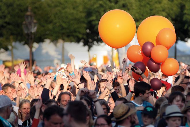La-Ola-Welle beim Konzert zugunsten des Hilfswerks Misereor mit der A-Capella-Band Alte Bekannte auf der Buehne am Schlossplatz beim 101. Deutschen Katholikentag in Muenster am 11.05.2018.

FOTO: katholikentag.de, Benedikt Plesker 

